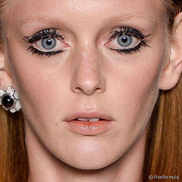 Pat Bô escolheu um efeito artístico em estilo sessentista para embelezar os olhos das modelos